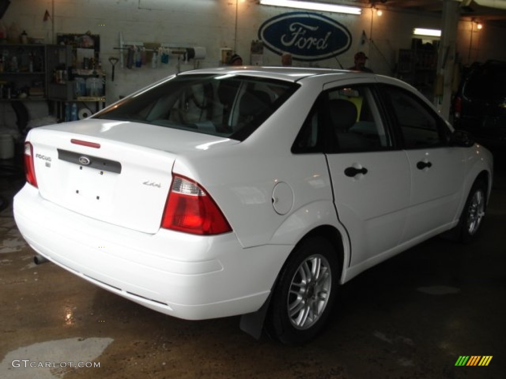 2005 Focus ZX4 SE Sedan - Cloud 9 White / Dark Flint/Light Flint photo #6