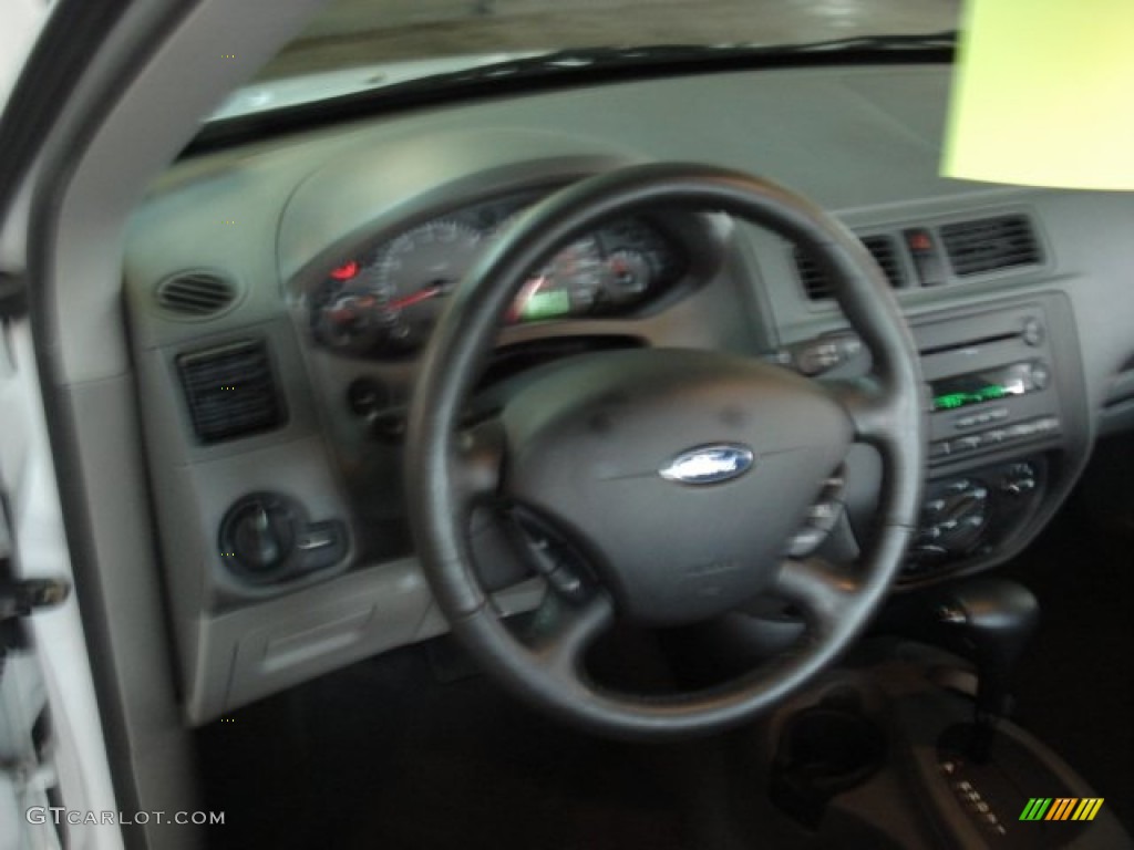 2005 Focus ZX4 SE Sedan - Cloud 9 White / Dark Flint/Light Flint photo #8