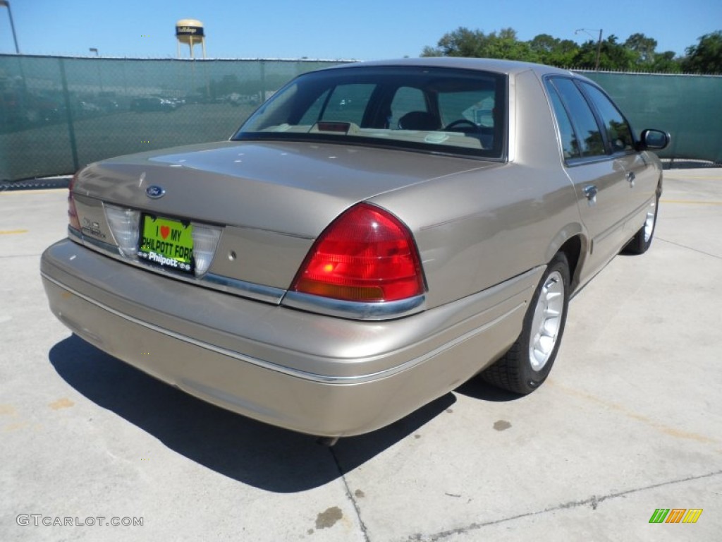 2000 Crown Victoria LX Sedan - Harvest Gold Metallic / Medium Parchment photo #3