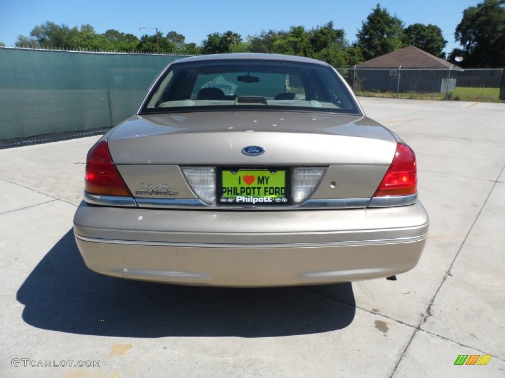2000 Crown Victoria LX Sedan - Harvest Gold Metallic / Medium Parchment photo #4
