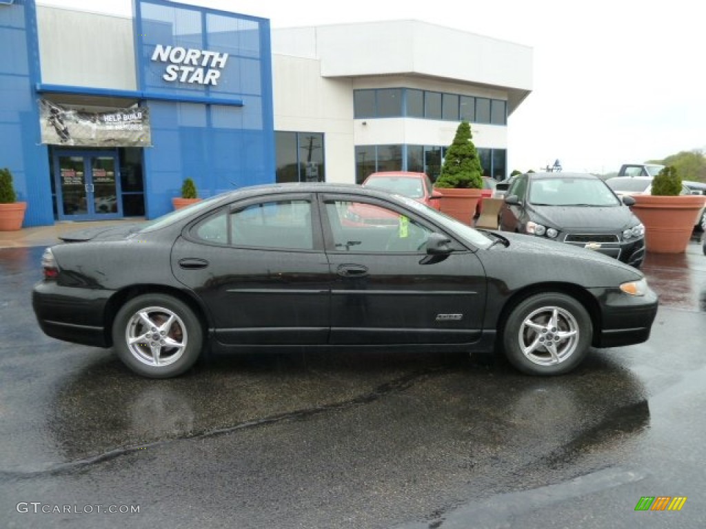 2002 Grand Prix GTP Sedan - Black / Graphite photo #2