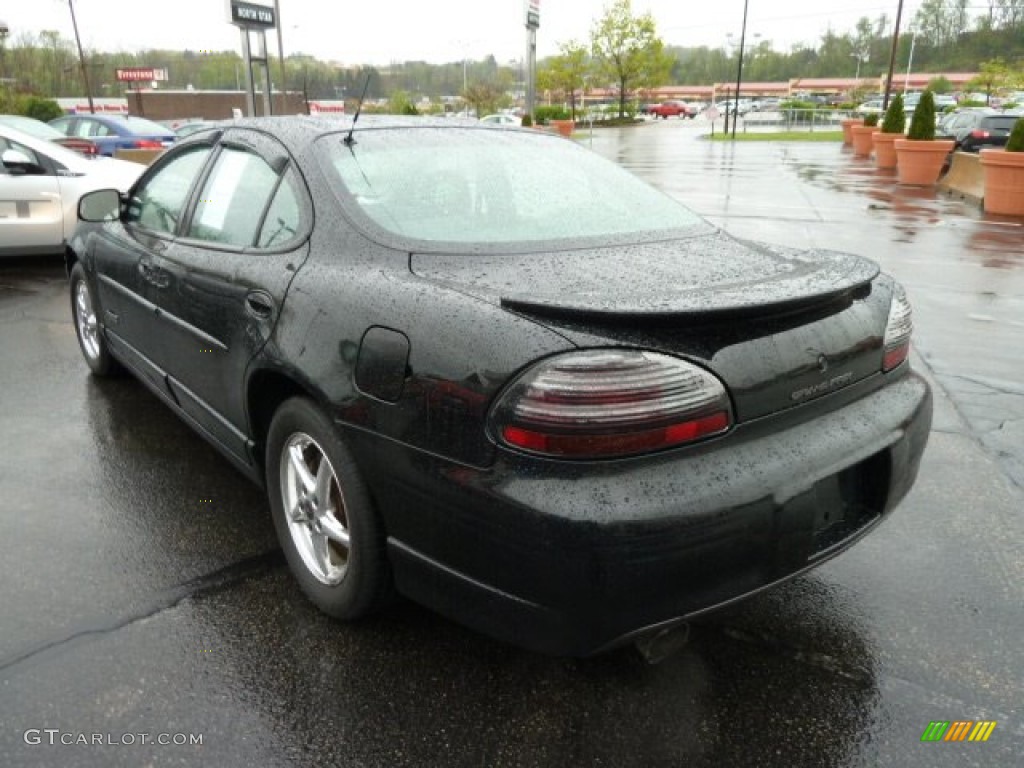 2002 Grand Prix GTP Sedan - Black / Graphite photo #5