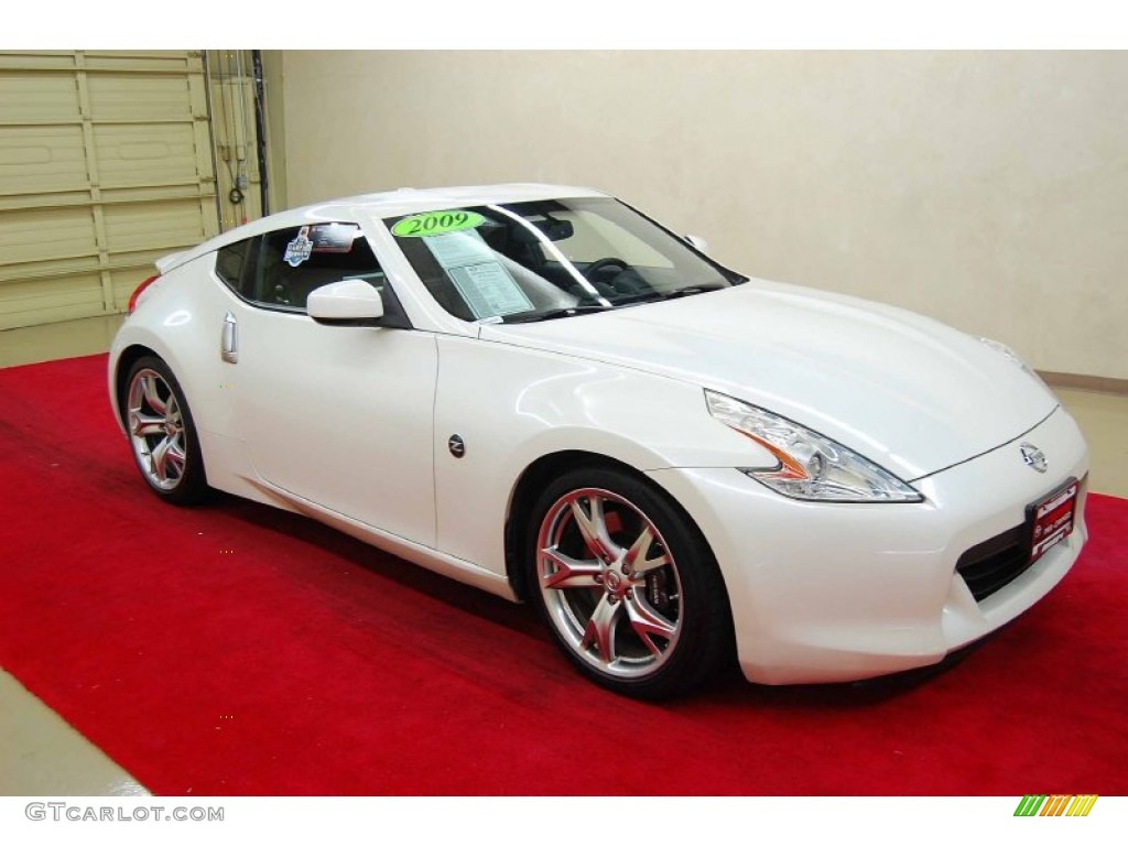 Pearl White Nissan 370Z