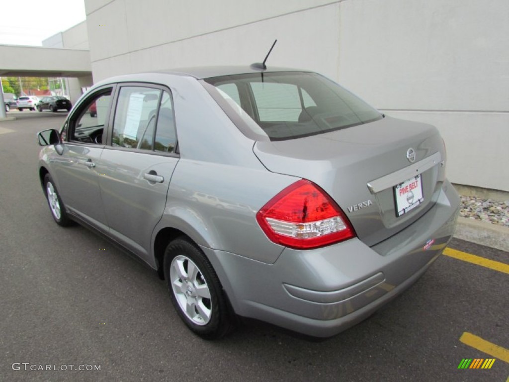 2011 Versa 1.8 SL Sedan - Magnetic Gray Metallic / Charcoal photo #5