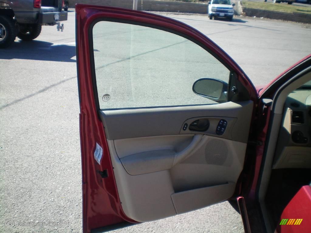 2005 Focus ZX4 SE Sedan - Sangria Red Metallic / Dark Flint/Light Flint photo #18