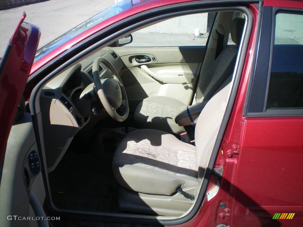 2005 Focus ZX4 SE Sedan - Sangria Red Metallic / Dark Flint/Light Flint photo #19