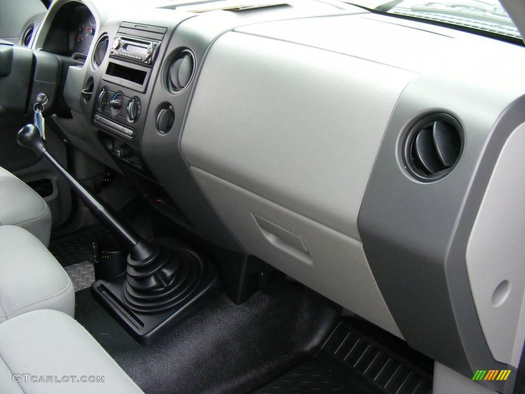 2006 F150 XL Regular Cab - Silver Metallic / Medium/Dark Flint photo #23
