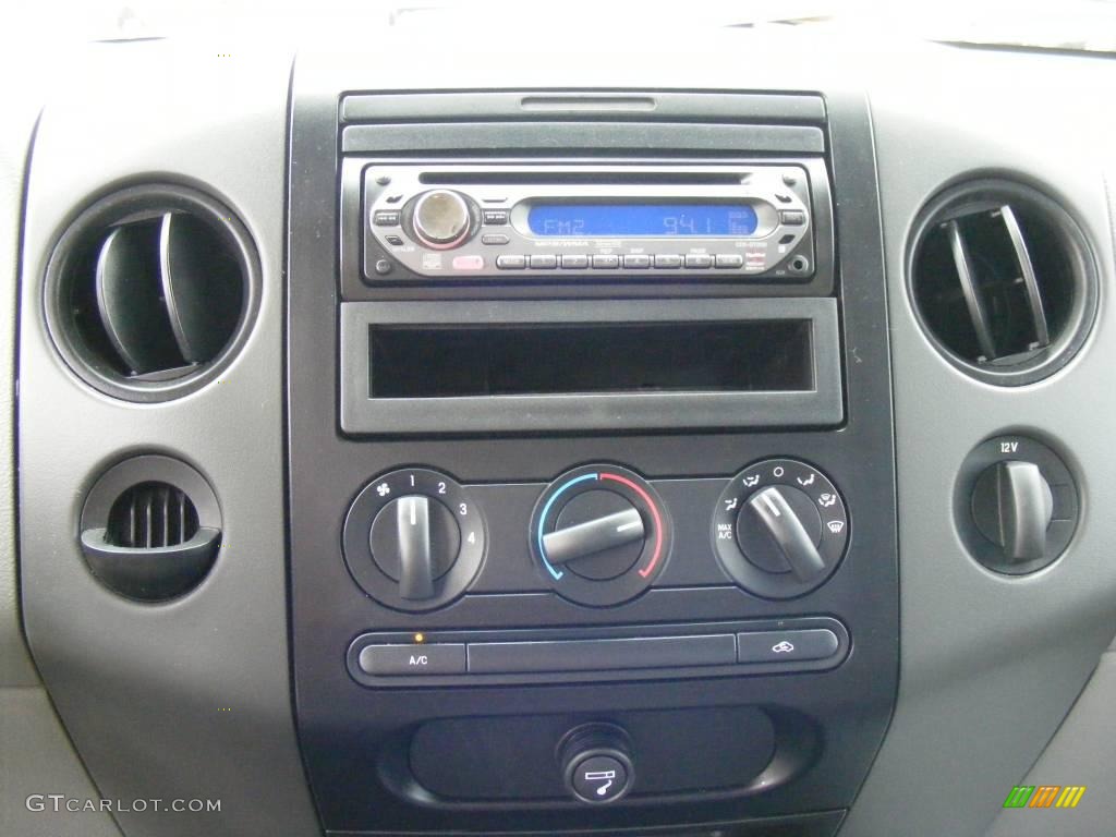 2006 F150 XL Regular Cab - Silver Metallic / Medium/Dark Flint photo #32