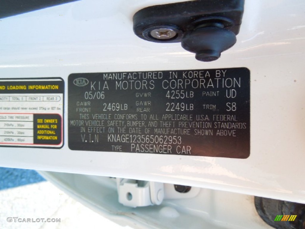 2006 Optima LX - White / Gray photo #7