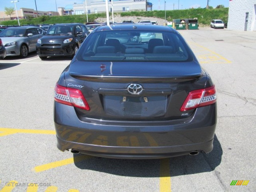 2010 Camry SE - Magnetic Gray Metallic / Dark Charcoal photo #5