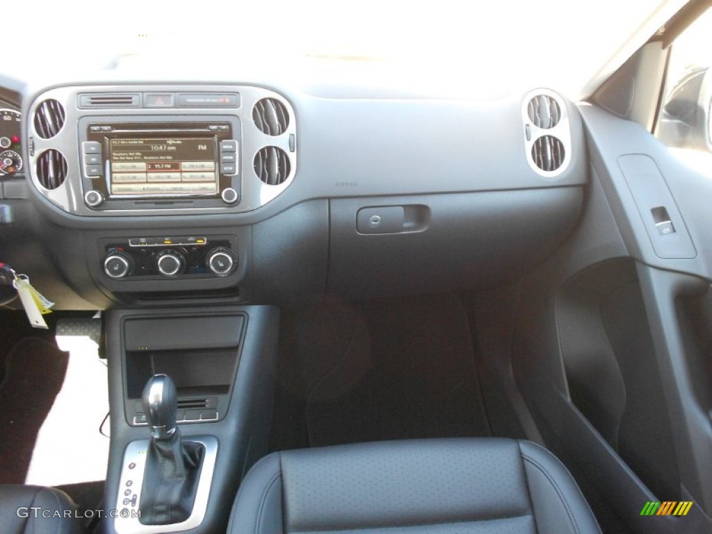 2012 Tiguan SE - Deep Black Metallic / Black photo #15