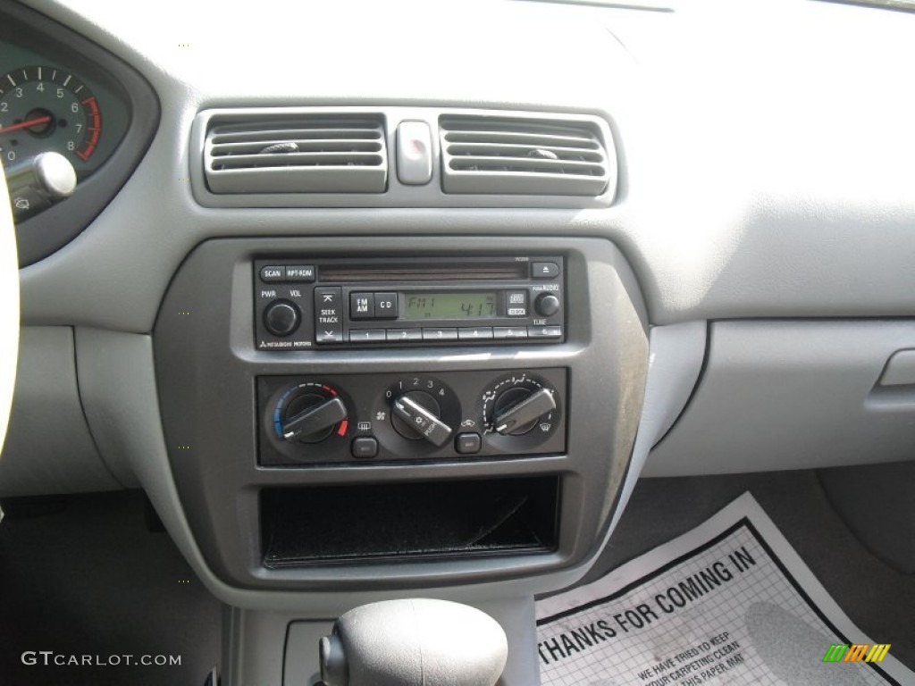 2002 Mitsubishi Galant DE Controls Photo #64343852