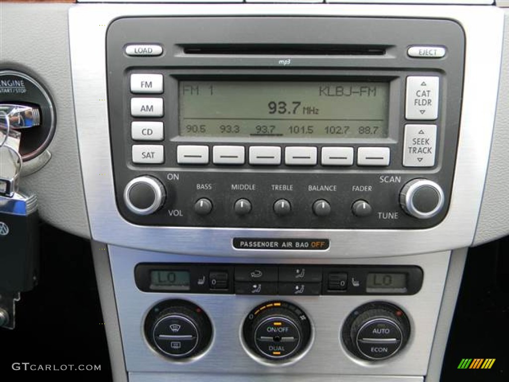 2007 Volkswagen Passat 2.0T Wagon Controls Photo #64362258