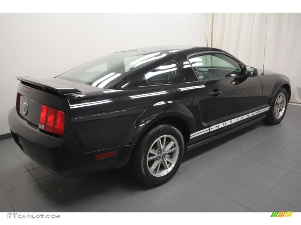 2005 Mustang V6 Premium Coupe - Black / Dark Charcoal photo #12