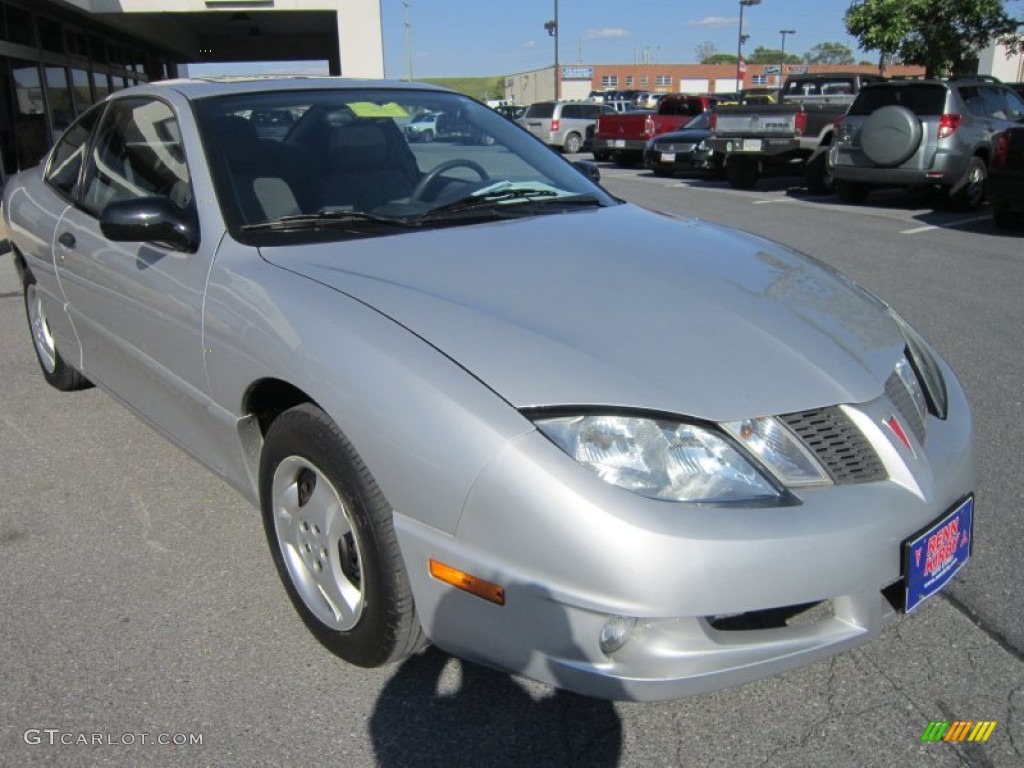 2004 Sunfire Coupe - Ultra Silver Metallic / Graphite photo #7