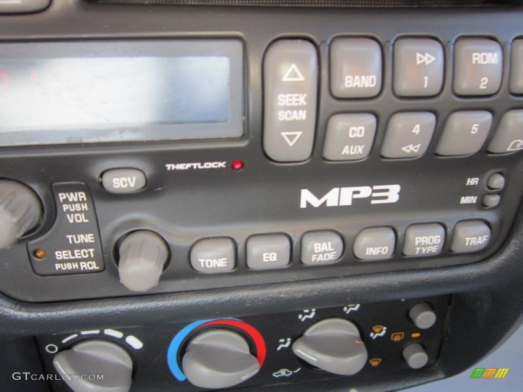 2004 Sunfire Coupe - Ultra Silver Metallic / Graphite photo #12