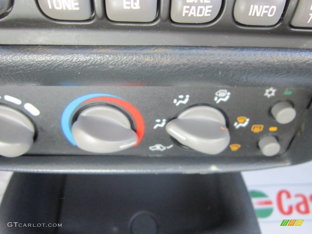 2004 Sunfire Coupe - Ultra Silver Metallic / Graphite photo #13