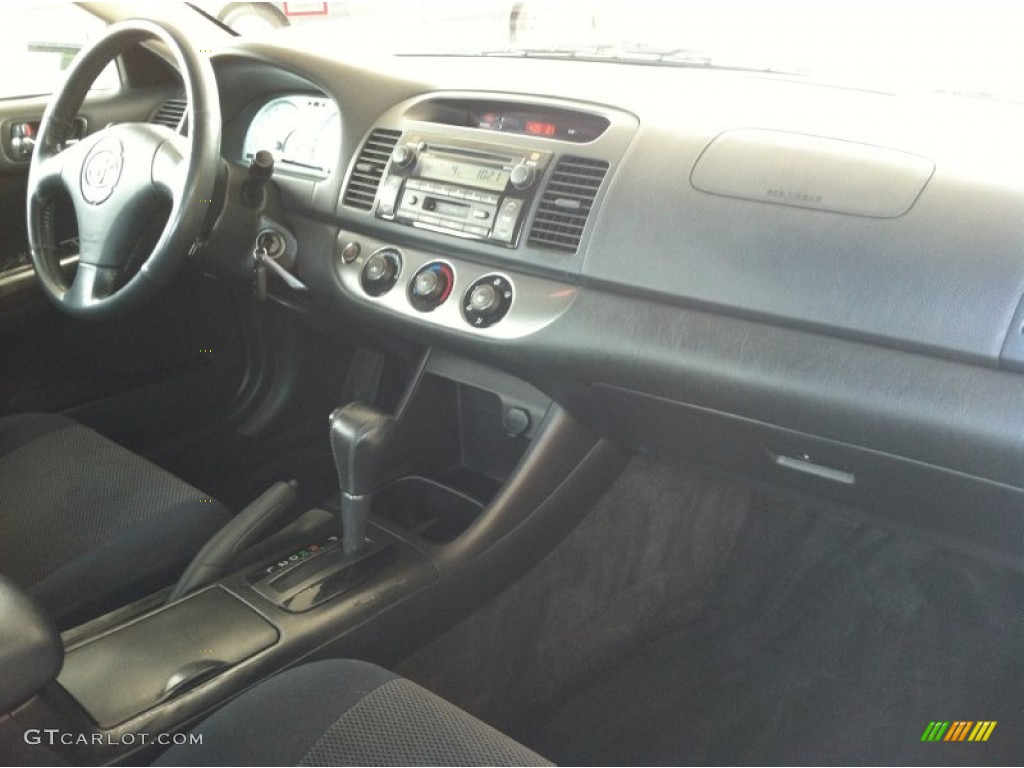 2002 Camry SE - Super White / Dark Charcoal photo #11