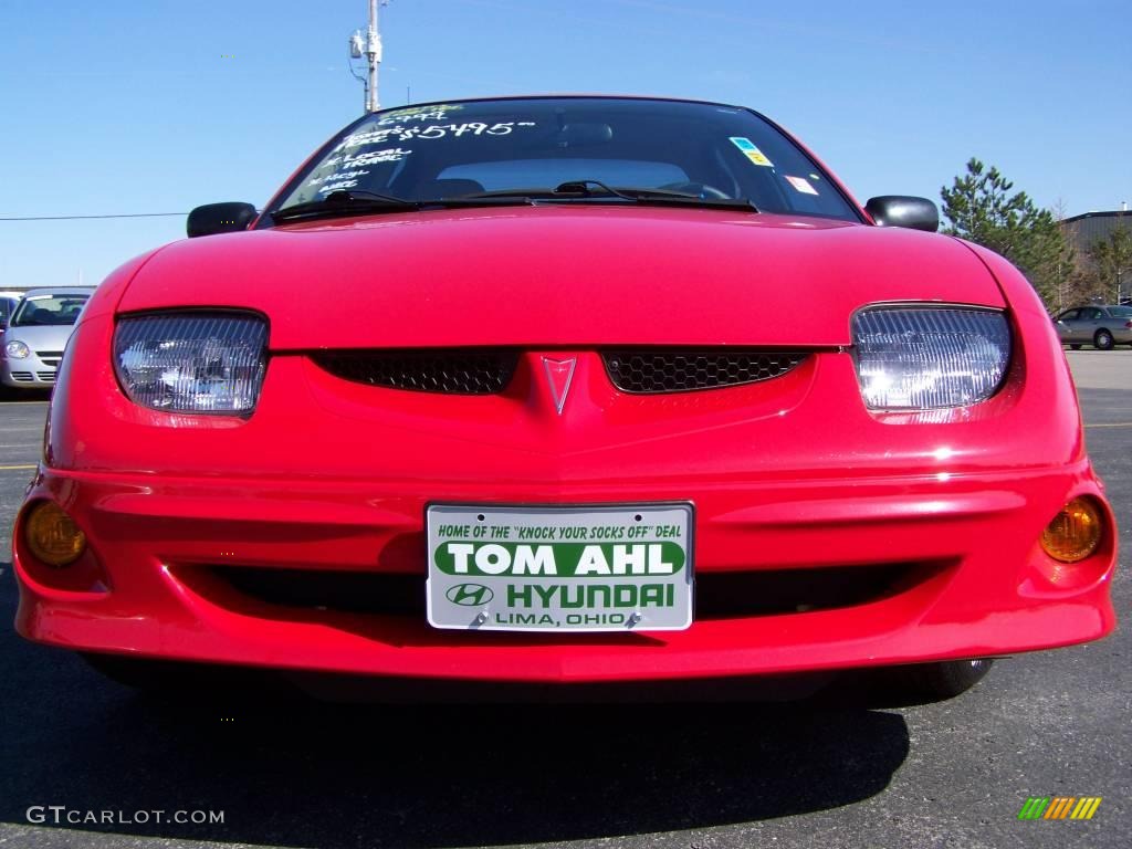 2000 Sunfire SE Sedan - Bright Red / Taupe photo #2