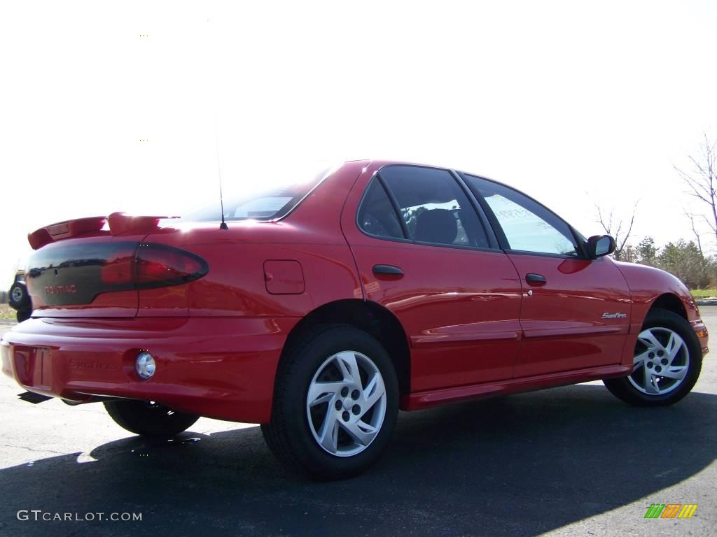 2000 Sunfire SE Sedan - Bright Red / Taupe photo #3