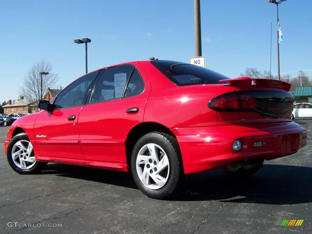 2000 Sunfire SE Sedan - Bright Red / Taupe photo #5