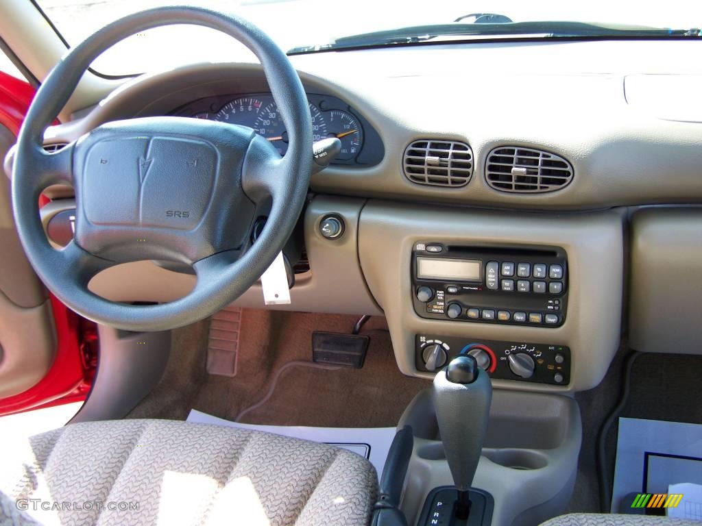 2000 Sunfire SE Sedan - Bright Red / Taupe photo #11
