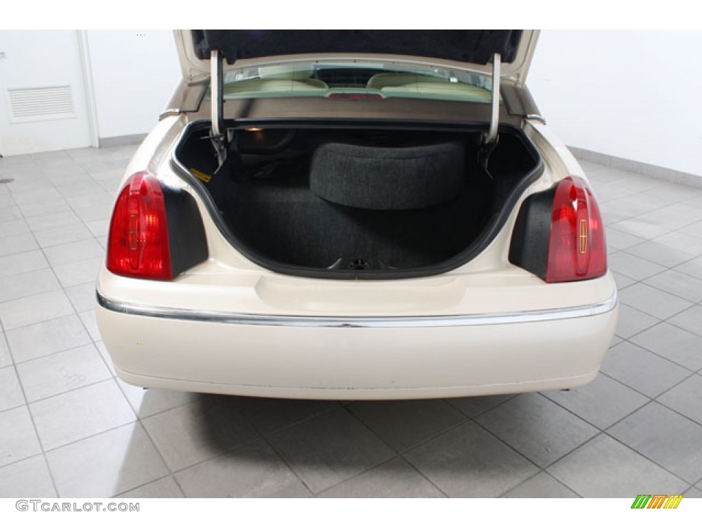 1998 Town Car Cartier - White Pearl Metallic / Light Parchment photo #21