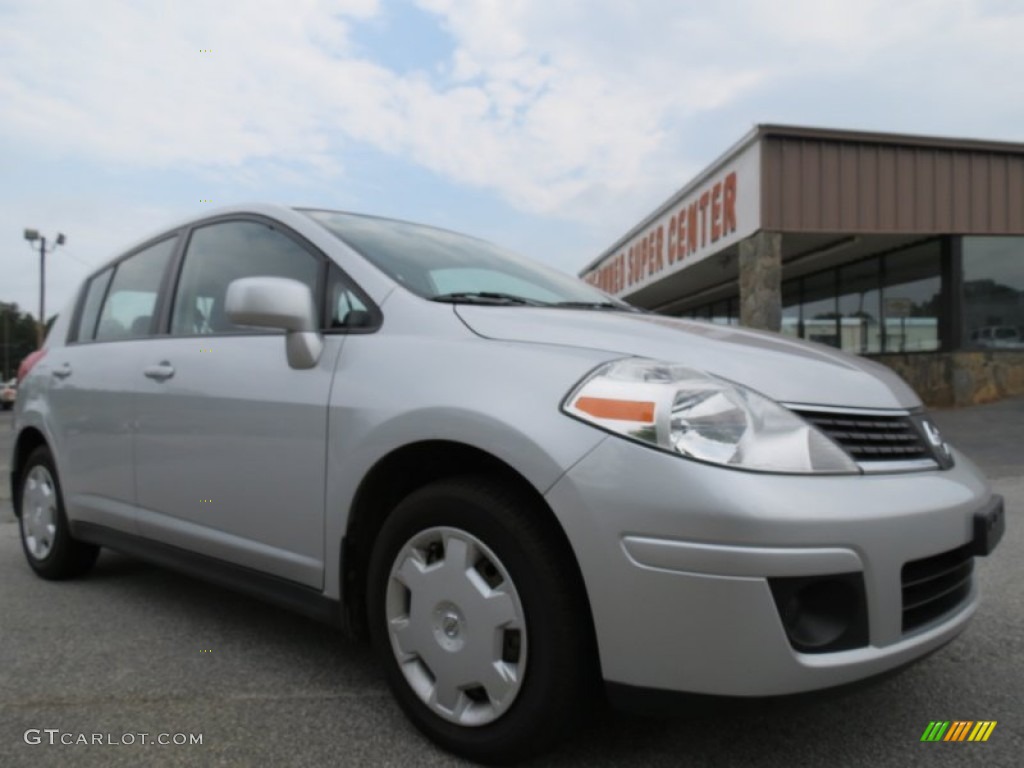 2008 Versa 1.8 S Hatchback - Brilliant Silver / Charcoal photo #1