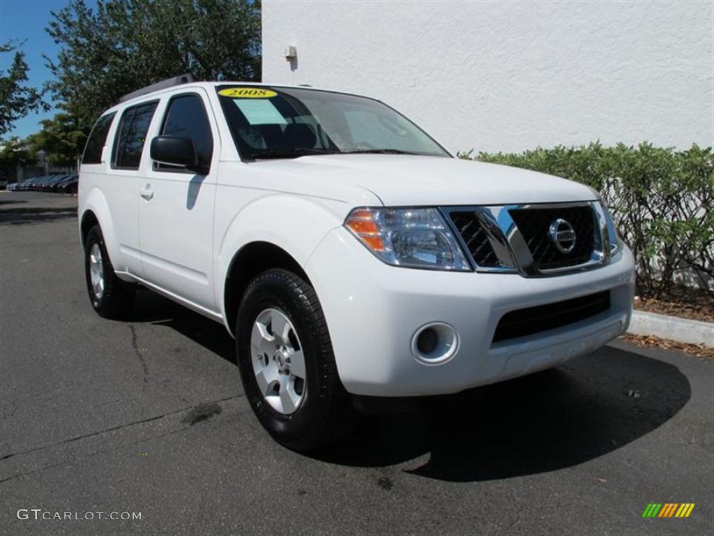 Avalanche White Nissan Pathfinder