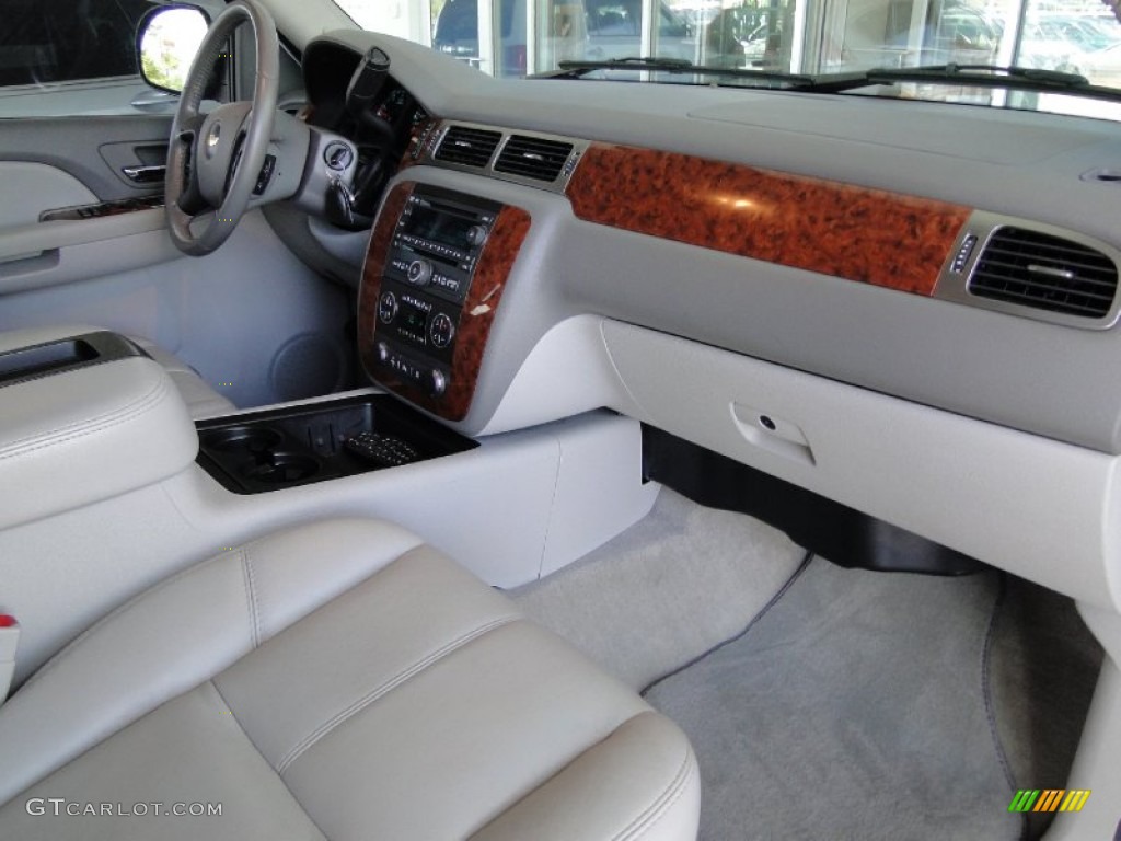 2007 Chevrolet Suburban 1500 LT Light Titanium/Dark Titanium Dashboard Photo #64469657