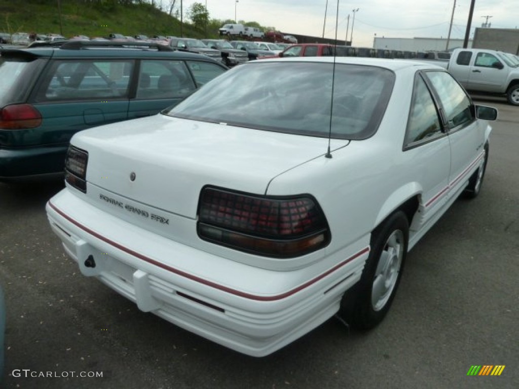 1995 Grand Prix SE Coupe - Bright White / Pewter photo #2