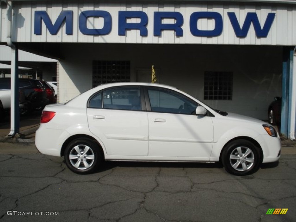 Clear White Kia Rio