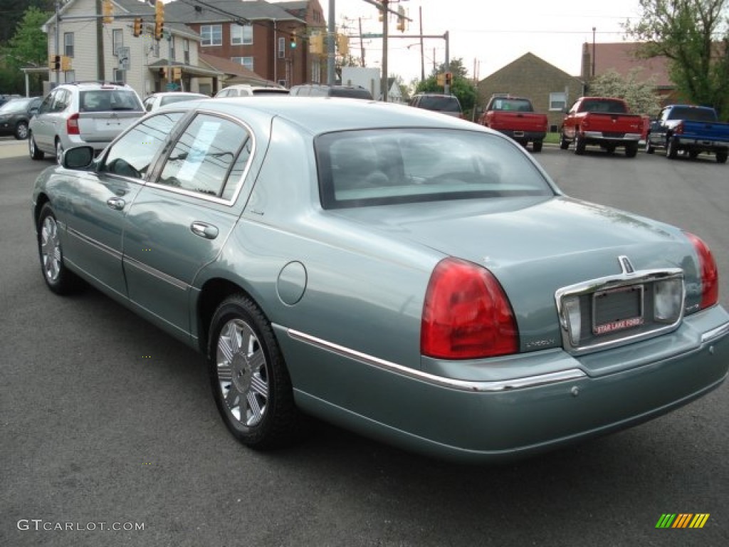 2004 Light Tundra Metallic Lincoln Town Car Ultimate #64511189 Photo #4
