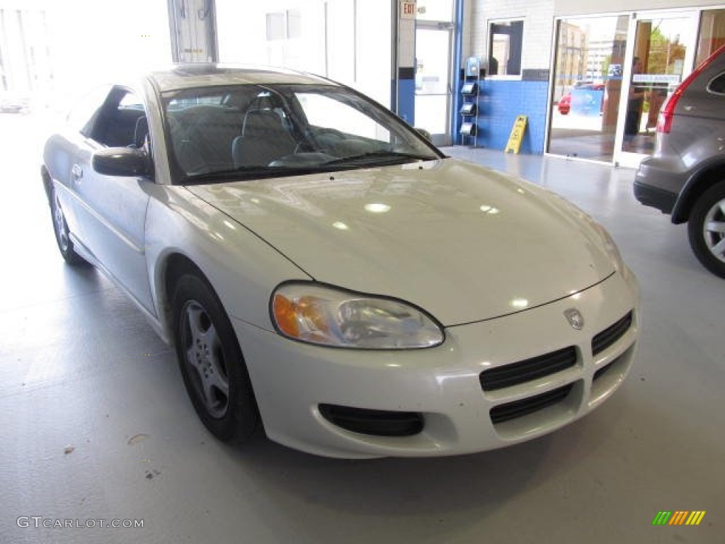 2002 Stratus SE Coupe - Satin White Pearl / Black/Light Gray photo #4
