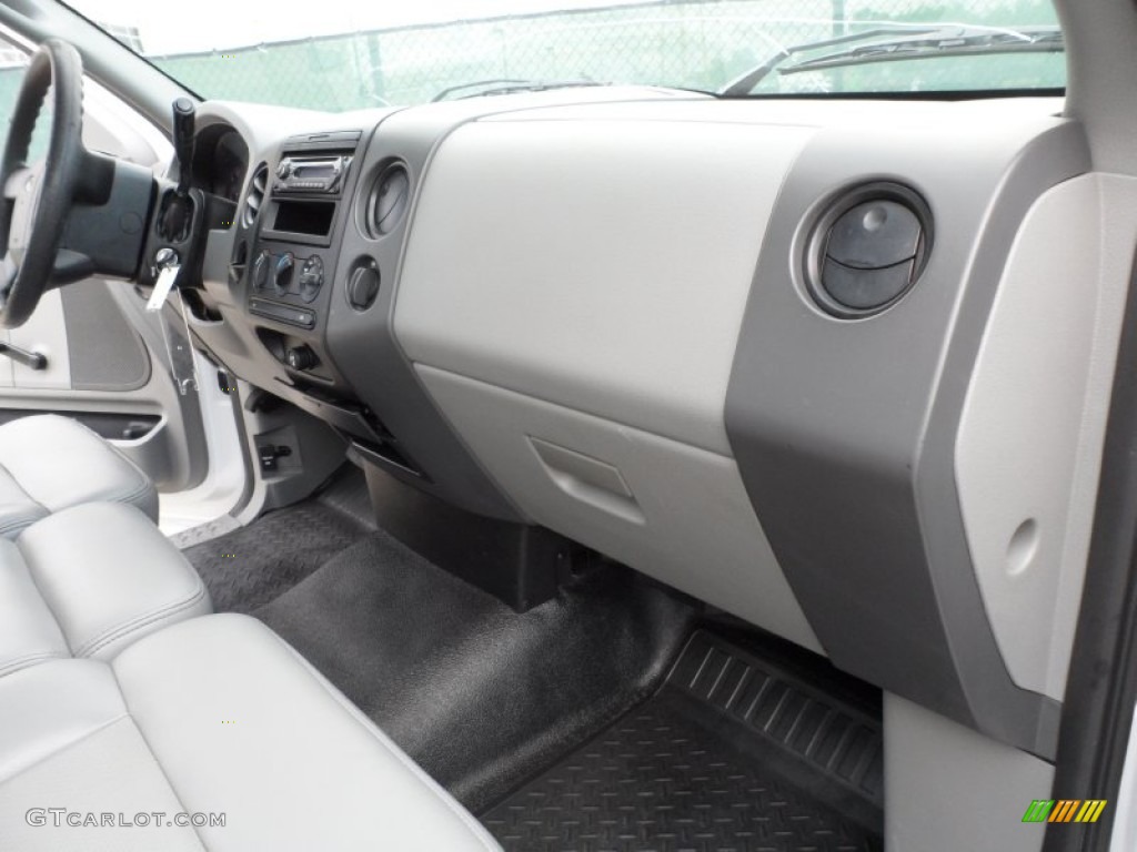 2006 F150 XL Regular Cab - Oxford White / Medium Flint photo #22