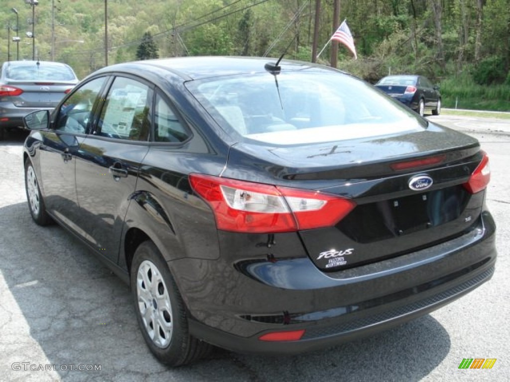 2012 Focus SE Sedan - Black / Stone photo #6