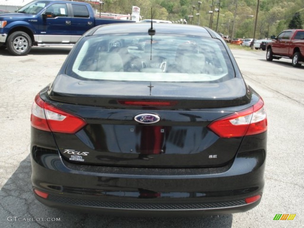 2012 Focus SE Sedan - Black / Stone photo #7