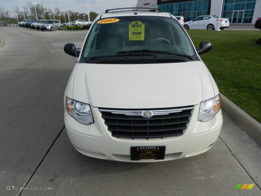 2007 Town & Country Touring - Stone White / Medium Slate Gray photo #8