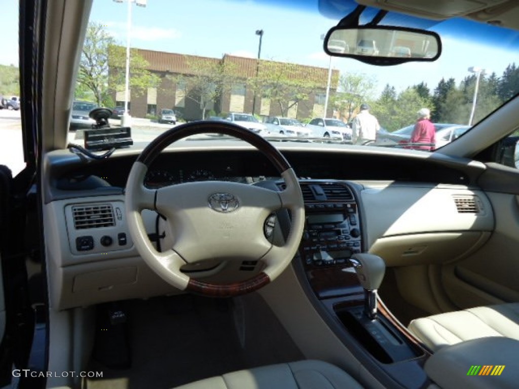 2004 Avalon XLS - Black / Ivory photo #12