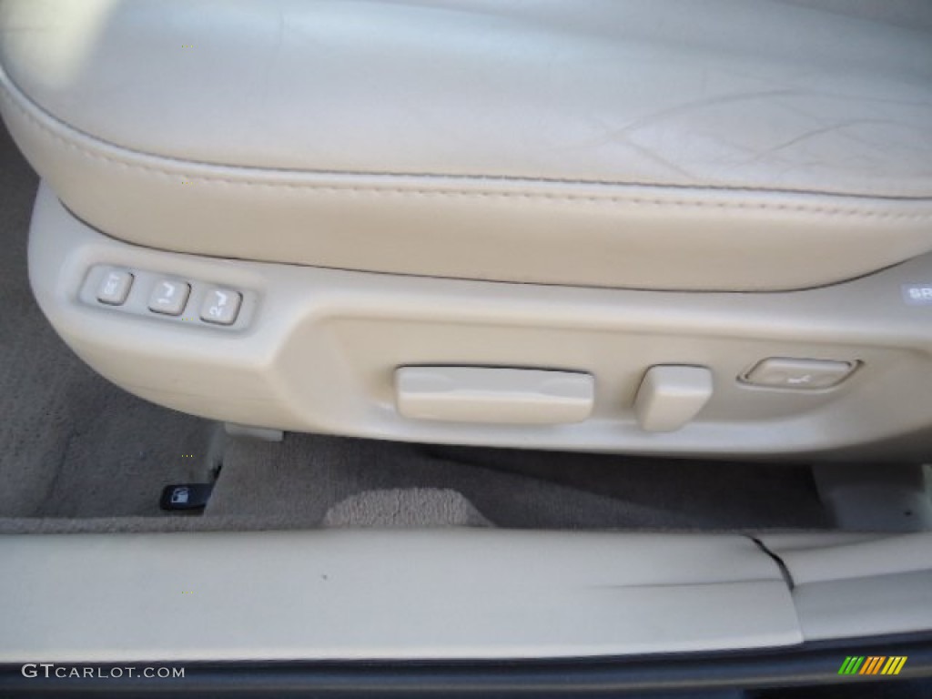 2004 Avalon XLS - Black / Ivory photo #15
