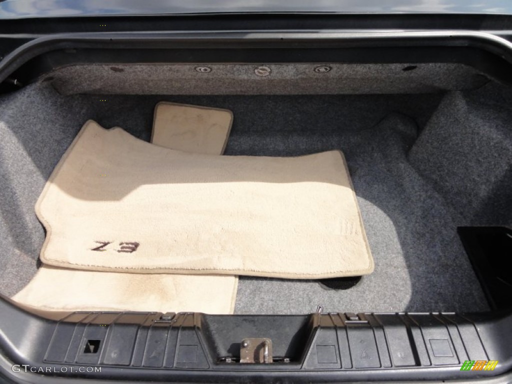 2002 BMW Z3 2.5i Roadster Trunk Photos