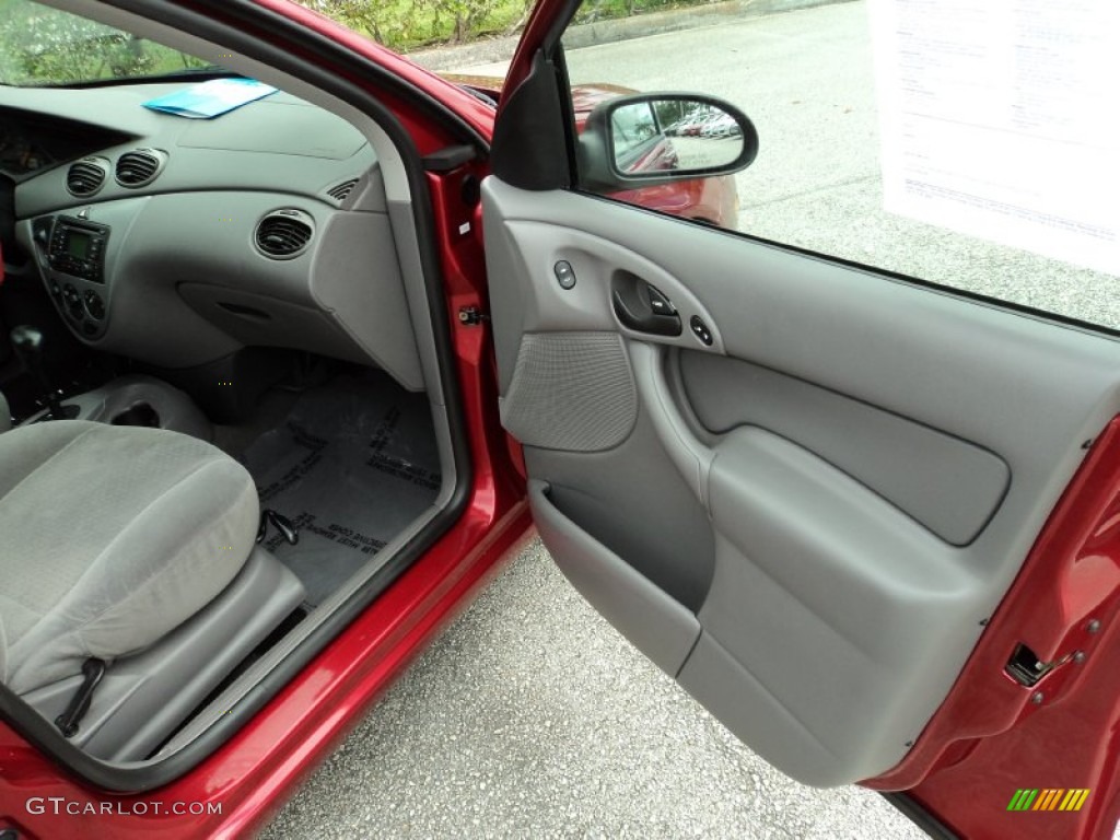 2004 Focus ZX5 Hatchback - Sangria Red Metallic / Medium Graphite photo #19