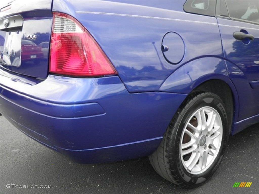 2005 Focus ZX4 S Sedan - Sonic Blue Metallic / Dark Flint/Light Flint photo #10