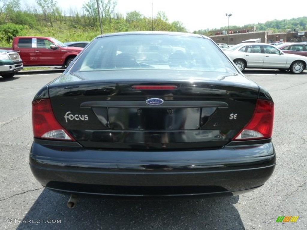 2004 Focus SE Sedan - Pitch Black / Medium Parchment photo #3
