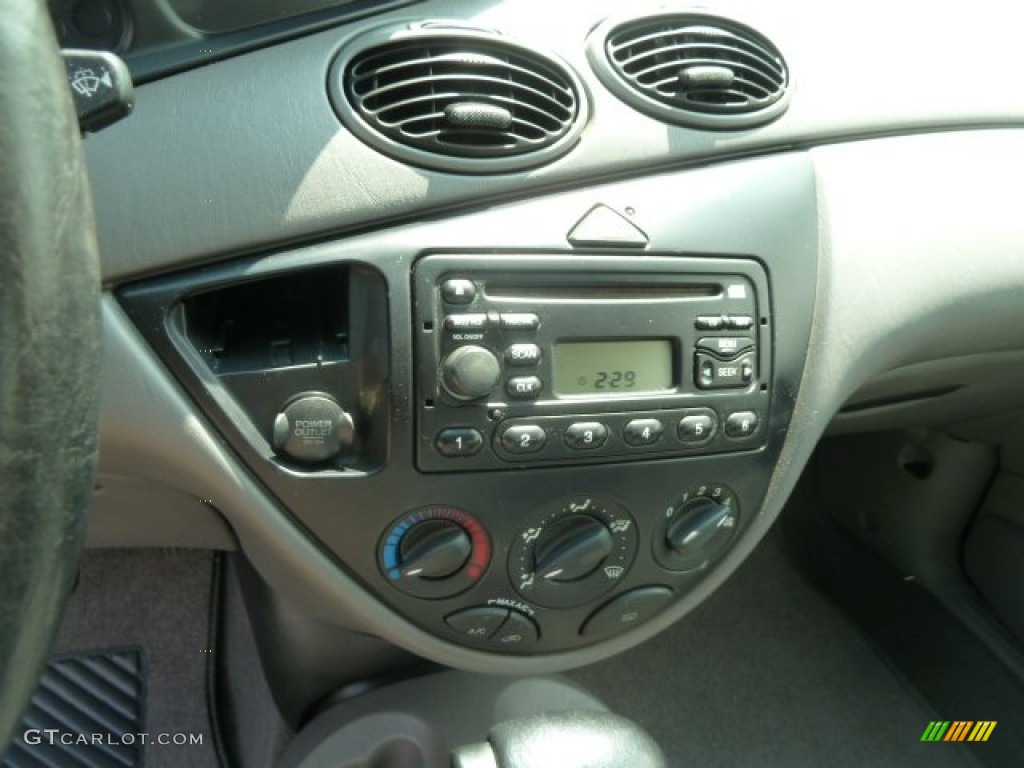 2004 Focus SE Sedan - Pitch Black / Medium Parchment photo #13