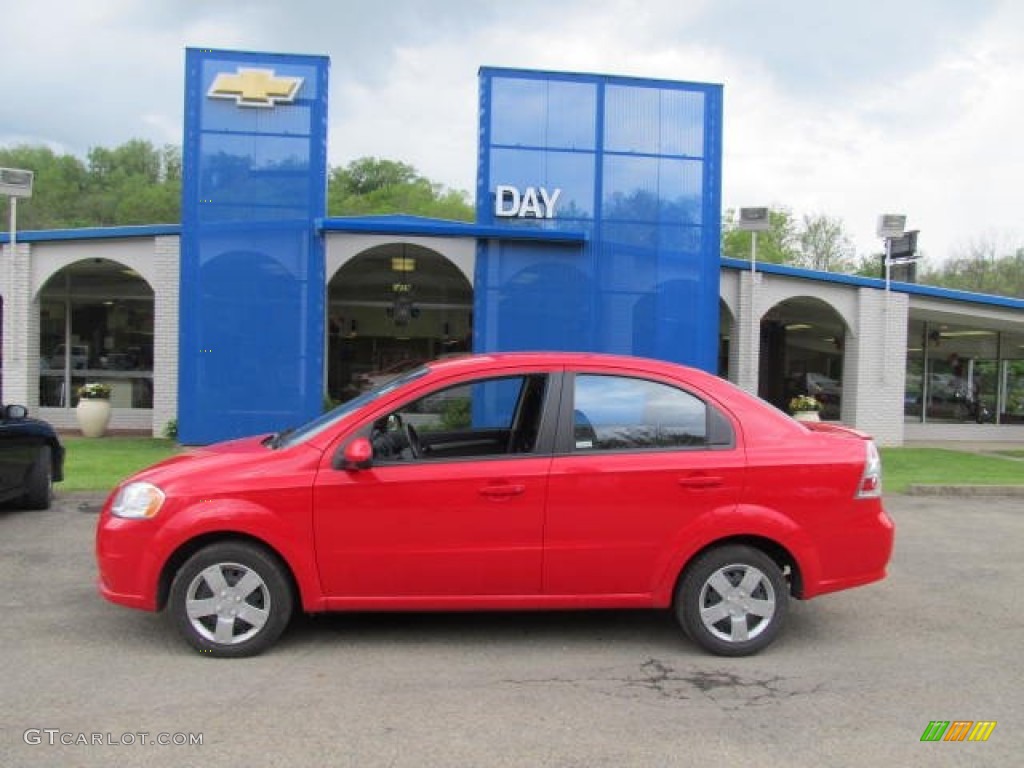 2010 Aveo LT Sedan - Victory Red / Charcoal photo #2