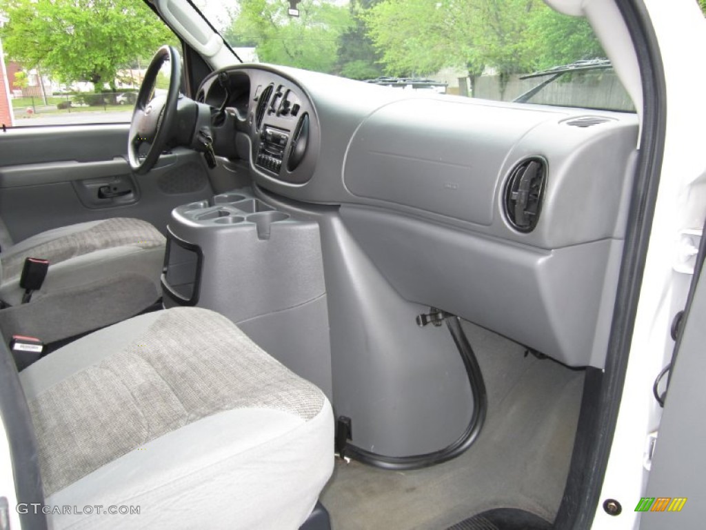 2004 Ford E Series Van E350 Super Duty XLT Passenger Dashboard Photos