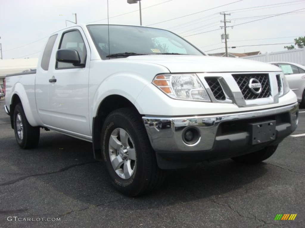 2011 Frontier SV V6 King Cab 4x4 - Avalanche White / Beige photo #1