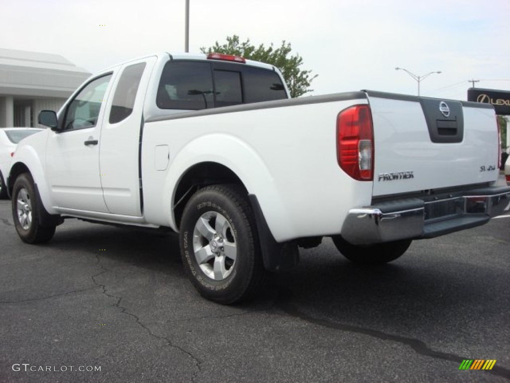 2011 Frontier SV V6 King Cab 4x4 - Avalanche White / Beige photo #6