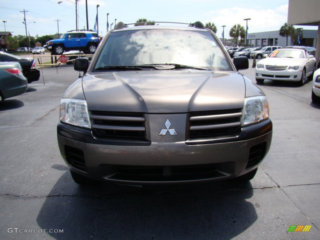 2004 Endeavor LS - Mineral Beige Pearl / Charcoal Gray photo #3